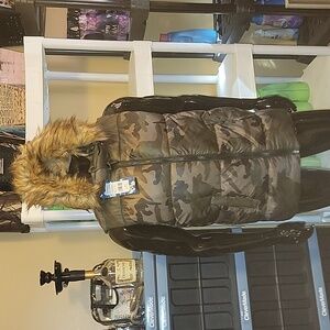 COPY - Camouflage vest with pulloff hoodie